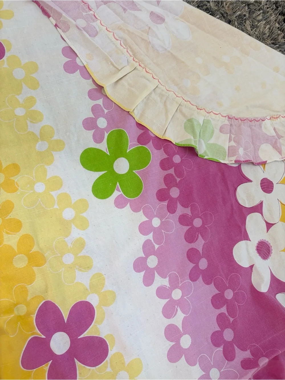 VTG 70s Fieldcrest Lazy Daisy Bedspread Full Mod Flower Power Ruffle Pink Yellow